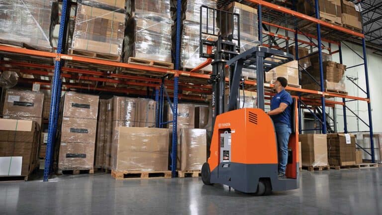 Operadpr probando montacracas catservis valencia carabobo