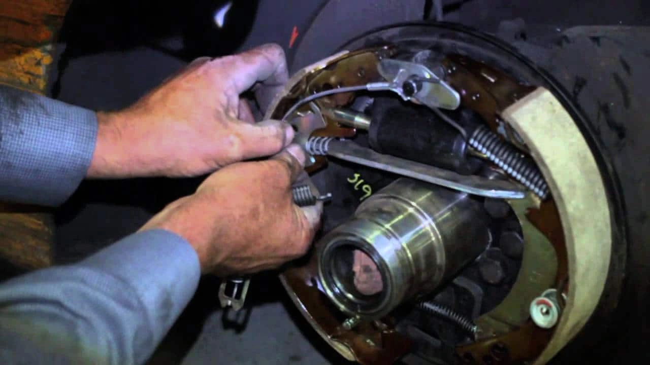 Técnico realizando mantenimiento a frenos en montacargas en Valencia Carabobo