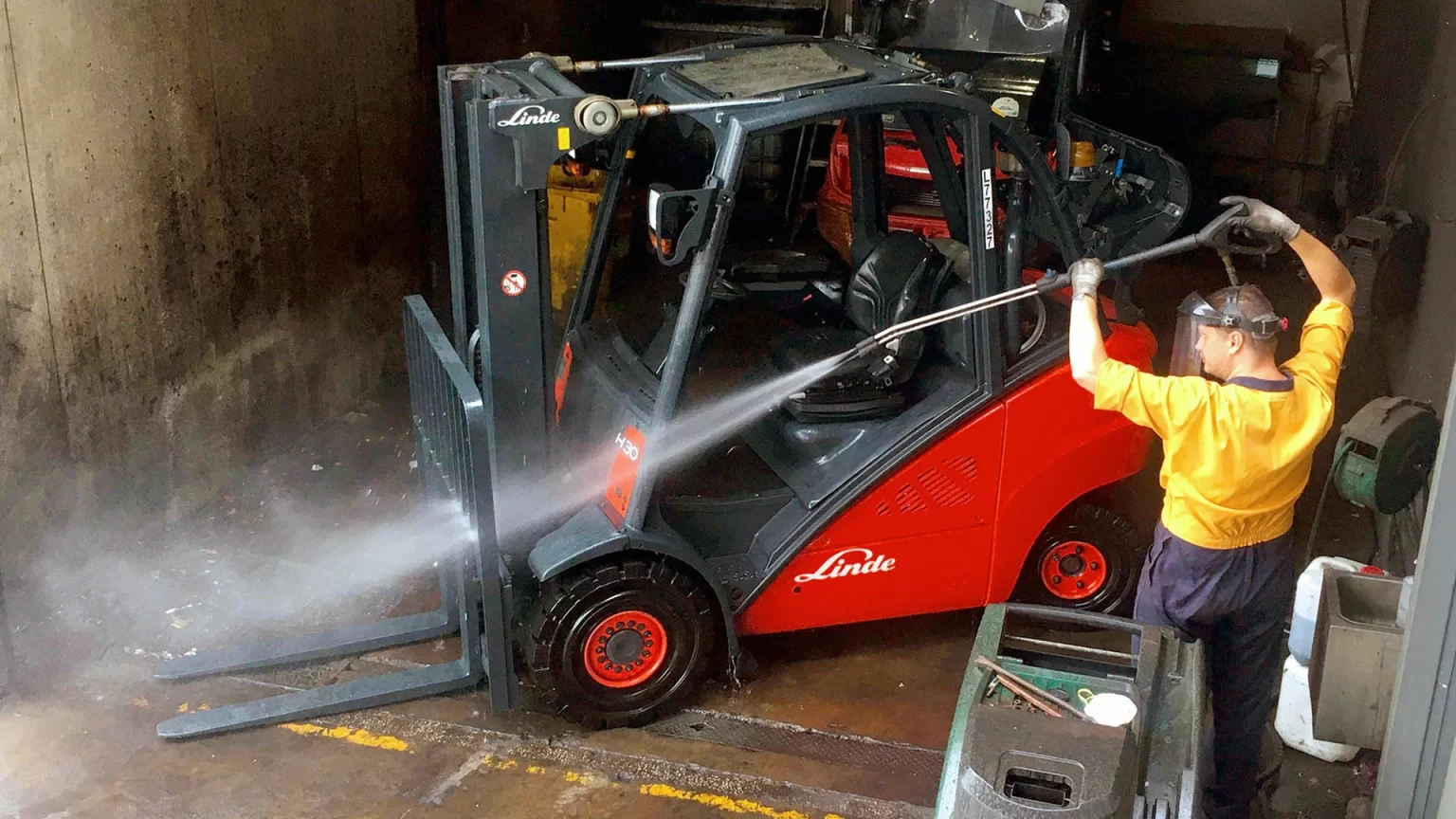 Técnico realizando mantenimiento a montacargas en Valencia Carabobo