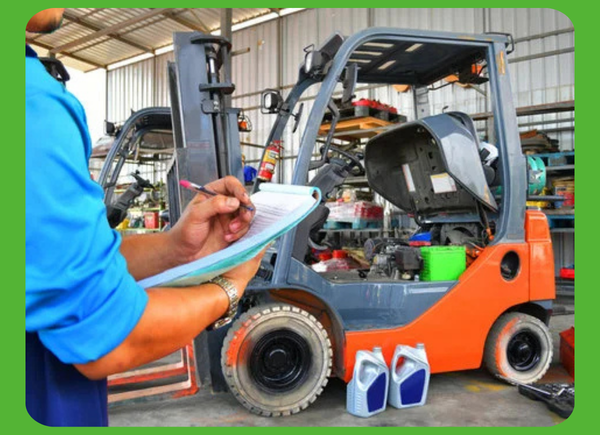 Técnico realizando mantenimiento a montacargas en Valencia Carabobo