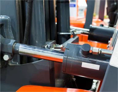 Técnico realizando mantenimiento a gato hidraulico en montacargas en Valencia Carabobo