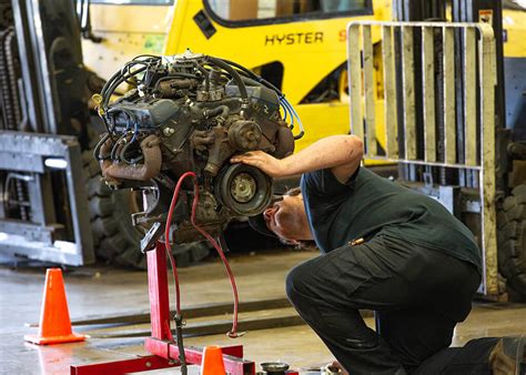 Técnico realizando mantenimiento a motor en montacargas en Valencia Carabobo